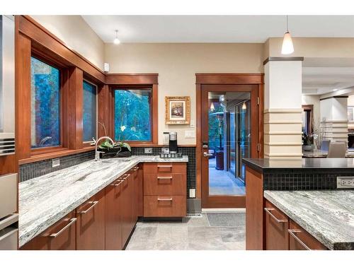 30 Discovery Ridge Manor Sw, Calgary, AB - Indoor Photo Showing Kitchen