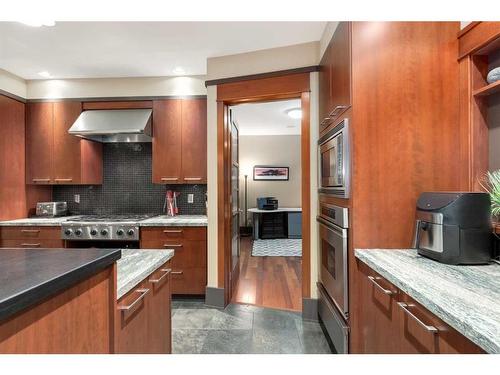 30 Discovery Ridge Manor Sw, Calgary, AB - Indoor Photo Showing Kitchen