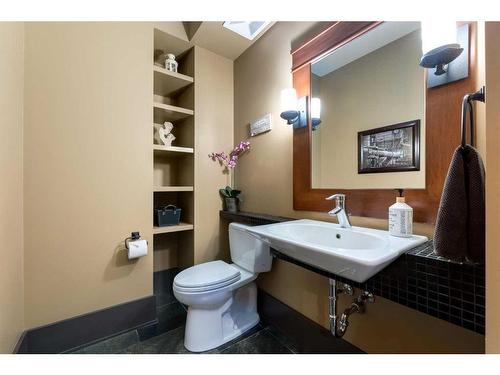 30 Discovery Ridge Manor Sw, Calgary, AB - Indoor Photo Showing Bathroom