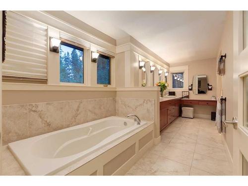 30 Discovery Ridge Manor Sw, Calgary, AB - Indoor Photo Showing Bathroom