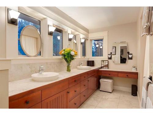 30 Discovery Ridge Manor Sw, Calgary, AB - Indoor Photo Showing Bathroom