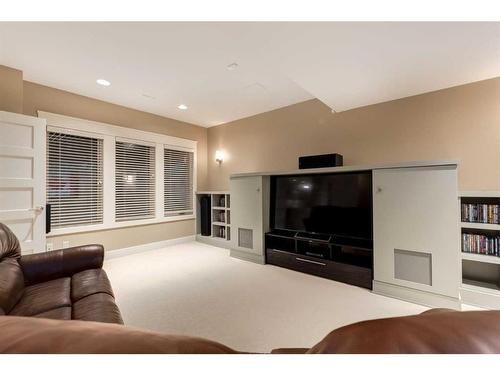 30 Discovery Ridge Manor Sw, Calgary, AB - Indoor Photo Showing Living Room