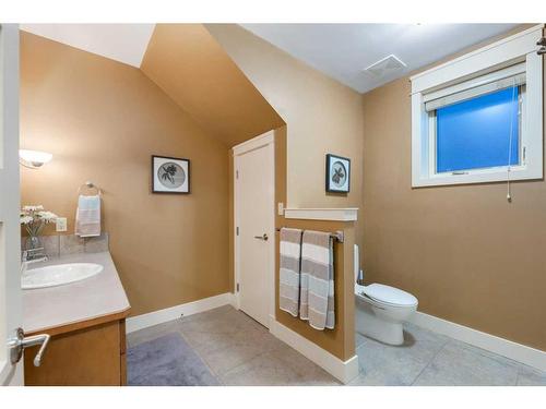 30 Discovery Ridge Manor Sw, Calgary, AB - Indoor Photo Showing Bathroom