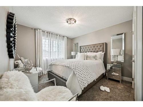 33 Evansview Court Nw, Calgary, AB - Indoor Photo Showing Bedroom