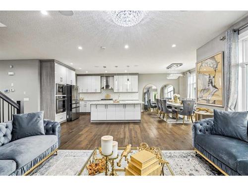 33 Evansview Court Nw, Calgary, AB - Indoor Photo Showing Living Room