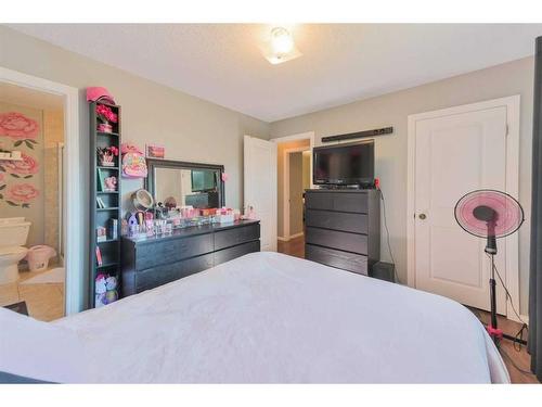 59 Beacham Rise Nw, Calgary, AB - Indoor Photo Showing Bedroom