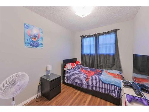 59 Beacham Rise Nw, Calgary, AB - Indoor Photo Showing Bedroom