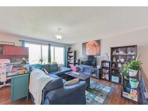 59 Beacham Rise Nw, Calgary, AB - Indoor Photo Showing Living Room