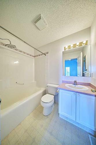22 Beddington Gardens Ne, Calgary, AB - Indoor Photo Showing Bathroom