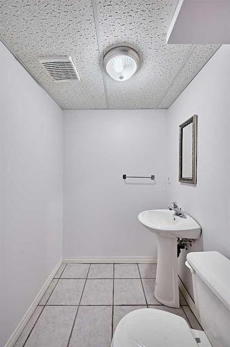 22 Beddington Gardens Ne, Calgary, AB - Indoor Photo Showing Bathroom
