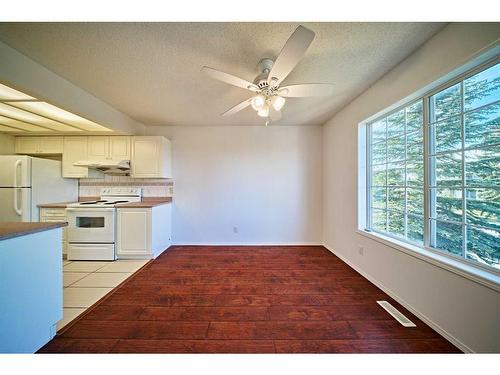 22 Beddington Gardens Ne, Calgary, AB - Indoor Photo Showing Kitchen