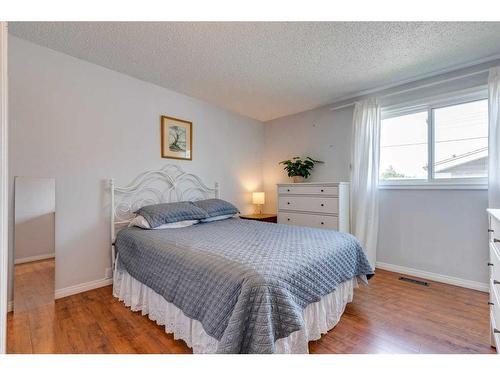 4355 Dovercrest Drive Se, Calgary, AB - Indoor Photo Showing Bedroom