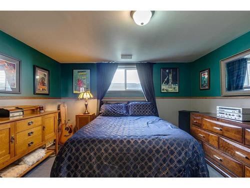 4355 Dovercrest Drive Se, Calgary, AB - Indoor Photo Showing Bedroom