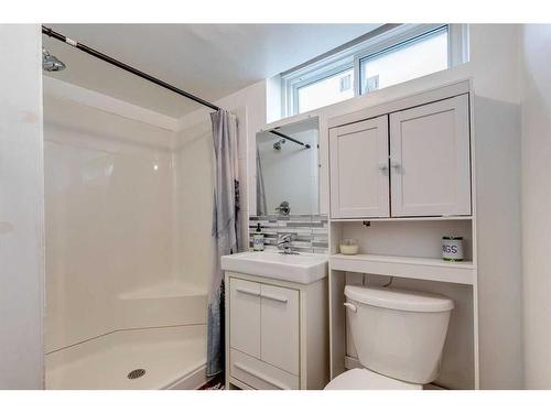 4355 Dovercrest Drive Se, Calgary, AB - Indoor Photo Showing Bathroom