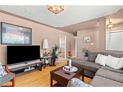 24 Trafford Place Nw, Calgary, AB - Indoor Photo Showing Living Room