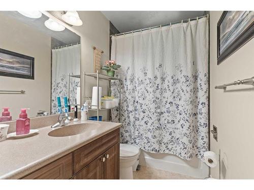 24 Trafford Place Nw, Calgary, AB - Indoor Photo Showing Bathroom