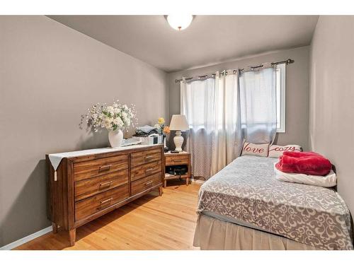 24 Trafford Place Nw, Calgary, AB - Indoor Photo Showing Bedroom