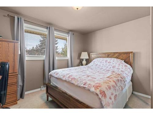 24 Trafford Place Nw, Calgary, AB - Indoor Photo Showing Bedroom