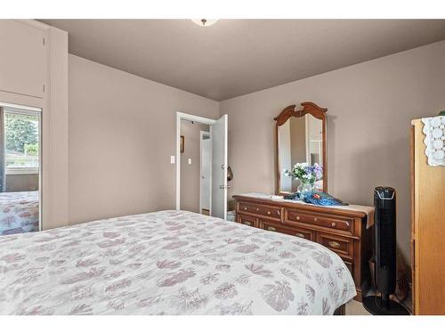 24 Trafford Place Nw, Calgary, AB - Indoor Photo Showing Bedroom