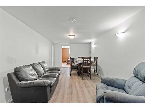 24 Trafford Place Nw, Calgary, AB - Indoor Photo Showing Living Room