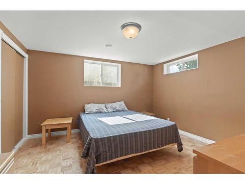 24 Trafford Place Nw, Calgary, AB - Indoor Photo Showing Bedroom