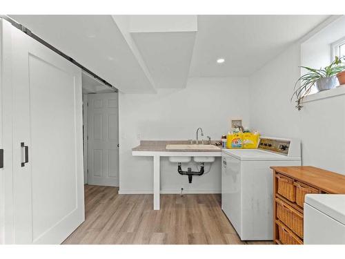 24 Trafford Place Nw, Calgary, AB - Indoor Photo Showing Laundry Room