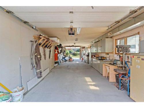 24 Trafford Place Nw, Calgary, AB - Indoor Photo Showing Garage