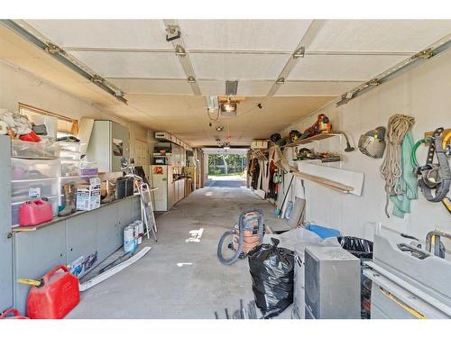 24 Trafford Place Nw, Calgary, AB - Indoor Photo Showing Garage