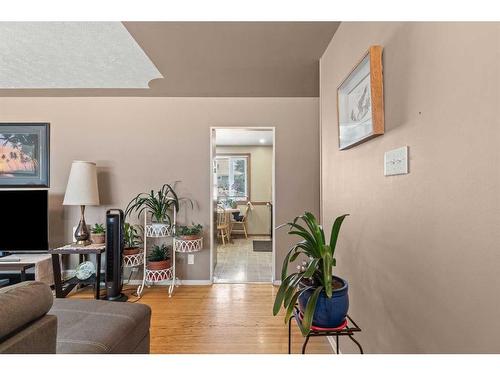 24 Trafford Place Nw, Calgary, AB - Indoor Photo Showing Living Room