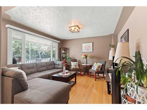 24 Trafford Place Nw, Calgary, AB - Indoor Photo Showing Living Room