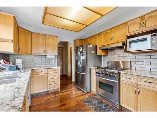 255 Del Ray Road Ne, Calgary, AB - Indoor Photo Showing Kitchen