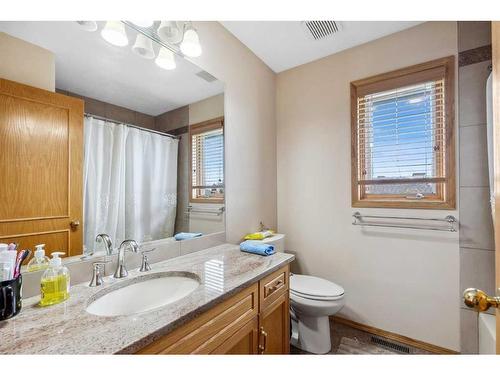 255 Del Ray Road Ne, Calgary, AB - Indoor Photo Showing Bathroom