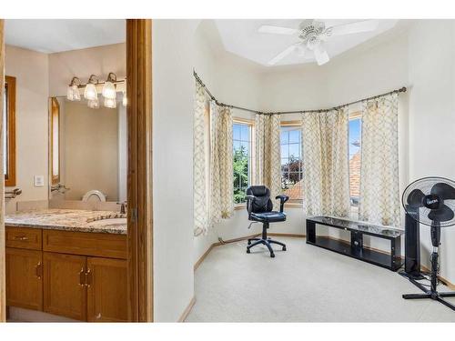 255 Del Ray Road Ne, Calgary, AB - Indoor Photo Showing Bathroom