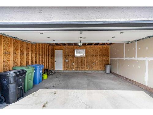 2047 48 Avenue Sw, Calgary, AB - Indoor Photo Showing Garage
