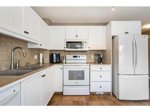 16 Somerside Common Sw, Calgary, AB - Indoor Photo Showing Kitchen With Double Sink