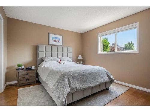 16 Somerside Common Sw, Calgary, AB - Indoor Photo Showing Bedroom