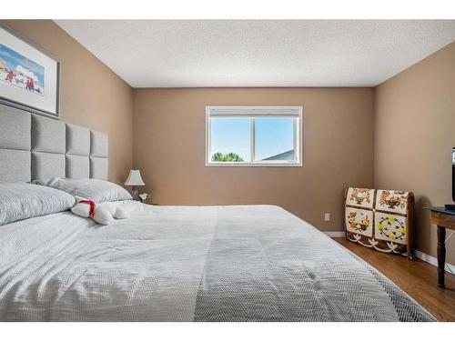 16 Somerside Common Sw, Calgary, AB - Indoor Photo Showing Bedroom
