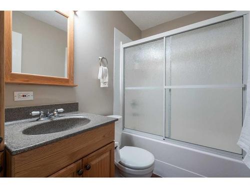 16 Somerside Common Sw, Calgary, AB - Indoor Photo Showing Bathroom