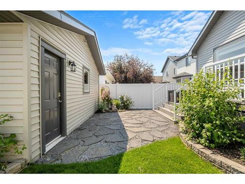 16 Somerside Common Sw, Calgary, AB - Outdoor With Exterior