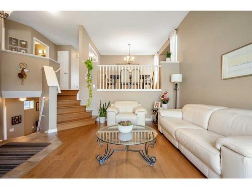 16 Somerside Common Sw, Calgary, AB - Indoor Photo Showing Living Room