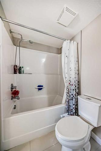 3309-11 Mahogany Row Se, Calgary, AB - Indoor Photo Showing Bathroom