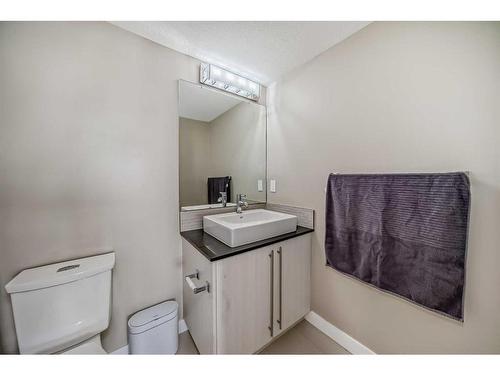 3309-11 Mahogany Row Se, Calgary, AB - Indoor Photo Showing Bathroom