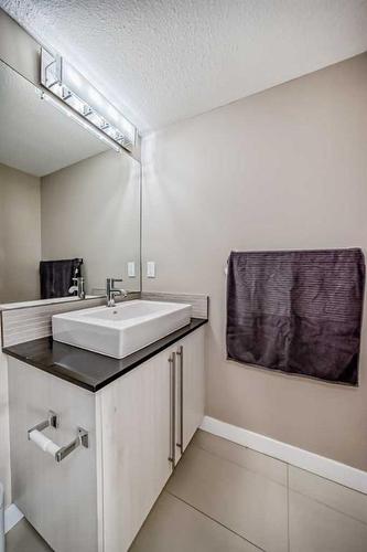 3309-11 Mahogany Row Se, Calgary, AB - Indoor Photo Showing Bathroom