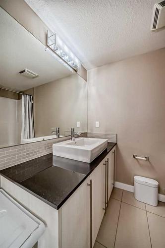 3309-11 Mahogany Row Se, Calgary, AB - Indoor Photo Showing Bathroom