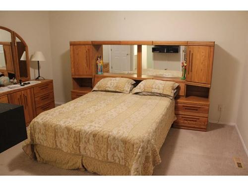 501 Shawinigan Drive Sw, Calgary, AB - Indoor Photo Showing Bedroom