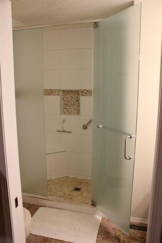 501 Shawinigan Drive Sw, Calgary, AB - Indoor Photo Showing Bathroom