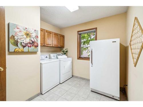 31 Scenic Ridge Crescent Nw, Calgary, AB - Indoor Photo Showing Laundry Room