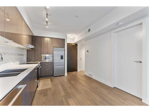 1607-930 6 Avenue Sw, Calgary, AB - Indoor Photo Showing Kitchen With Double Sink