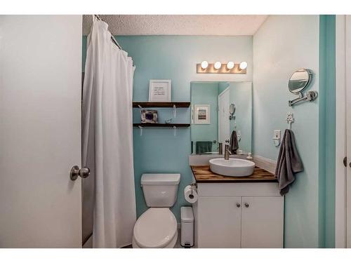 3114 51 Street Sw, Calgary, AB - Indoor Photo Showing Bathroom
