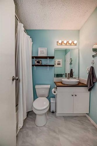 3114 51 Street Sw, Calgary, AB - Indoor Photo Showing Bathroom